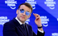 Kính râm 'Top Gun' của Tổng thống Pháp gây bão mạng xã hội