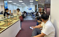 Người mua bạc xếp hàng chờ, có nơi đăng ký 6 tháng sau mới nhận hàng