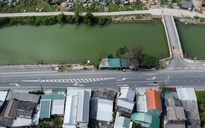 Cận cảnh QL49 bất ngờ bị cụt một phần do 'vướng' quán cháo bò