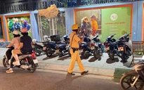 Đỗ xe máy trên vỉa hè: CSGT TP.HCM ghi hình phạt nguội gần 100 trường hợp