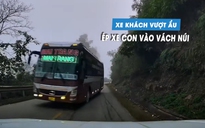 Ô tô con bị xe khách phóng ngược chiều ép vào vách núi