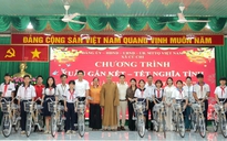 Tặng quà tết và xe đạp cho học sinh hiếu học ở xã Củ Chi