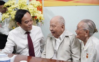 Thành ủy TP.HCM trao Huy hiệu Đảng đến nguyên trợ lý 2 Tổng Bí thư