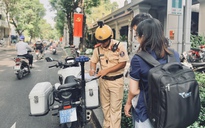 Đỗ xe máy trên vỉa hè TP.HCM: Khi nào không bị CSGT phạt?