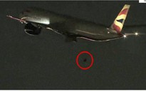 Máy bay rớt bánh lúc cất cánh