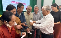 Trao quà tết cho bà con vùng rốn lũ hạ du sông Bàn Thạch