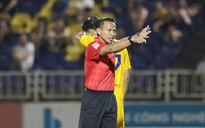 Hai trọng tài Malaysia điều hành CLB CAHN đại chiến Ninh Bình, chỉ tiếc HLV Polking phải… lên khán đài