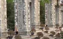 Người phụ nữ 'mặc ngắn cũn cỡn' tạo dáng yoga trước chùa Linh Ứng gây bức xúc