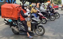 Cuối năm, đơn hàng của shipper tăng gấp rưỡi, chạy từ sáng đến khuya