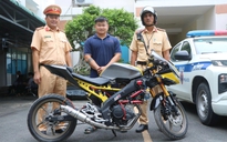 CSGT TP.HCM mời làm việc nam thanh niên chạy mô tô buông 2 tay nghe điện thoại