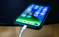 Đâu là vị trí tốt nhất để cắm sạc pin điện thoại qua đêm?