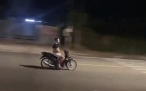 Buông 2 tay khi điều khiển, nam thanh niên bị CSGT tịch thu xe máy