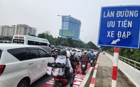 Xe máy đi vào làn ưu tiên xe đạp ở TP.HCM có bị CSGT xử phạt?