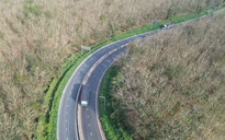 Ảnh flycam: Cao tốc Phan Thiết - Dầu Giây băng qua rừng cao su đẹp... lạnh lùng