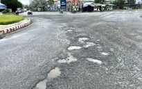 Nhiều ổ gà ngay vòng xoay Tân Kim