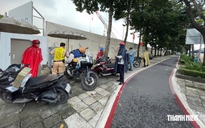 Làn xe máy đông, làn riêng xe đạp trống: Xe máy chạy vào có bị CSGT phạt?