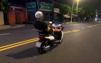Học sinh lớp 9 ở TP.HCM dùng chân lái xe máy điện: CSGT tịch thu xe