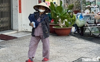Vòng xoáy đường cùng sinh kế, người bán vé số dạo gánh bao nhiêu rủi ro?