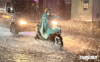 Không khí lạnh gặp nhiễu động gió đông, trút mưa lớn xuống miền Trung