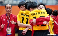 Khoảnh khắc tuyệt vời cầu mây nữ Việt Nam đánh bại Thái Lan: Tấm HCV của nụ cười và nước mắt!