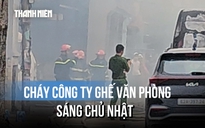 Công ty sản xuất ghế văn phòng cháy lớn, ô tô đỗ cạnh xưởng 'vạ lây'