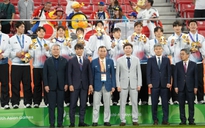 Chủ tịch VFF Trần Quốc Tuấn cùng trao thưởng cho U.23 Hàn Quốc vô địch ASIAD 2026