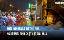 Mưa lớn ở ngã tư Thủ Đức: Người mưu sinh chật vật tìm chỗ trú, shipper tắt app