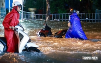 Nhiều đường ở TP.HCM ngập nặng tối nay, có nơi nước dâng sát yên xe máy