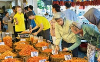 Người Sài Gòn chen chân ở Chợ Lớn sắm tết