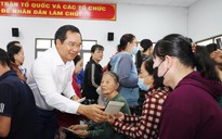Chủ tịch UBND TP.HCM tặng quà tết người dân khu vực Hóc Môn