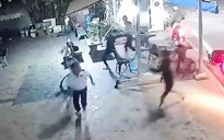 Tây Ninh: Truy xét nhóm thanh thiếu niên đánh gục bảo vệ vì bị nhắc nẹt pô