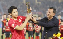 Chủ tịch VFF trao Cúp vua phá lưới châu Á cho Đình Bắc tại Hàng Đẫy: Thành quả để đời