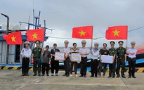 Chiến sĩ Trường Sa trao quà tết, tiếp sức ngư dân vươn khơi bám biển