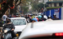 Hà Nội: Dựng 'lô cốt' xây bể ngầm cận tết, giao thông phố cổ ngột ngạt