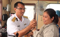 Chúc tết qua loa: Hơi ấm đất liền vượt sóng gió giữa trùng khơi