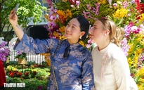 Khách Tây dạo bước đường hoa Nguyễn Huệ, lưu giữ khoảnh khắc tết Việt