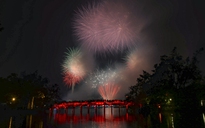 Pháo hoa rực sáng trên bầu trời Hà Nội mừng năm mới Bính Ngọ 2026