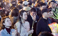 Phủ Tây Hồ nêm kín người lễ ngày mùng 1 tết Bính Ngọ