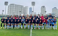 Chủ tịch VFF Trần Quốc Tuấn ‘xông đất’ đội tuyển nữ Việt Nam, HLV Mai Đức Chung nói lời cảm động