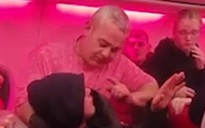 Hành khách đánh nhau trên không, máy bay hạ cánh khẩn cấp