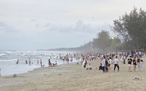 Quảng Ngãi: Tắm biển 3 người trong một gia đình đuối nước, 2 người mất tích