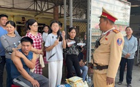 Hành khách cầu cứu giữa đường, CSGT TP.Huế kịp thời tiếp tế