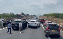 Chạy xe trên cao tốc sau tết: Mong bác tài nhẹ chân ga, chuẩn tay lái