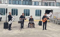 Du khách tàu biển đến vịnh Hạ Long được chào đón bằng âm nhạc