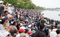 Hàng nghìn người dân chen chân, cổ vũ cuồng nhiệt giải đua thuyền trên sông Thu Bồn