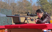 Triều Tiên công bố ảnh con gái ông Kim Jong-un dùng súng bắn tỉa