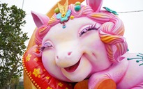 Linh vật ngựa 10 tấn màu hồng 'lên sóng' Tết Bính Ngọ, nhận mưa lời khen