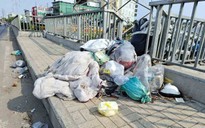 Rác tràn lan trên cầu và bên đường
