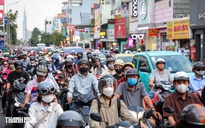 Giáp Tết Bính Ngọ, kẹt xe bủa vây các tuyến đường TP.HCM từ sáng tới tối mịt