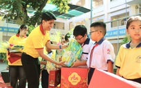 Mang sắc xuân tình nguyện đến với biển, đảo